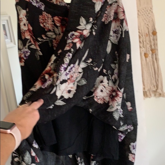 Black floral 🌺 skirt - Picture 3 of 3
